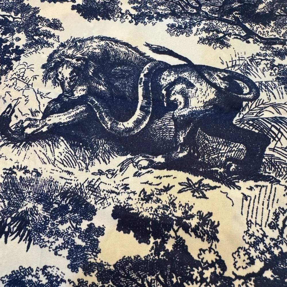 NEW Elegant Chic & CLASSIC Blue & White Scarf Animal Jungle print 34 X 34”